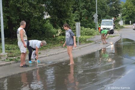 Neurje z vetrom podiralo drevesa in odkrivalo strehe (22)